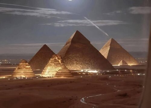 Die Königin von Dänemark bewundert die goldene Maske des Tutanchamun – Ein königlicher Moment im Grand Egyptian Museum